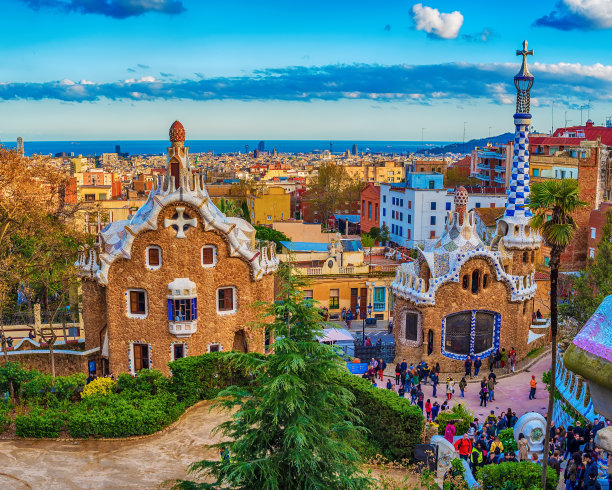 巴塞罗那，加泰罗尼亚，西班牙:安东尼·高迪的奎尔公园图片下载