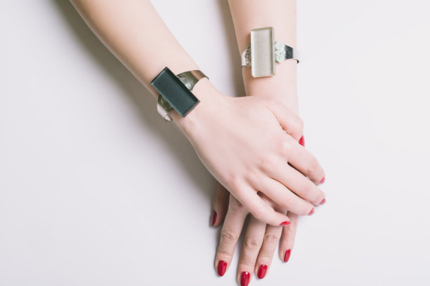 时尚的珠宝和美甲图片下载