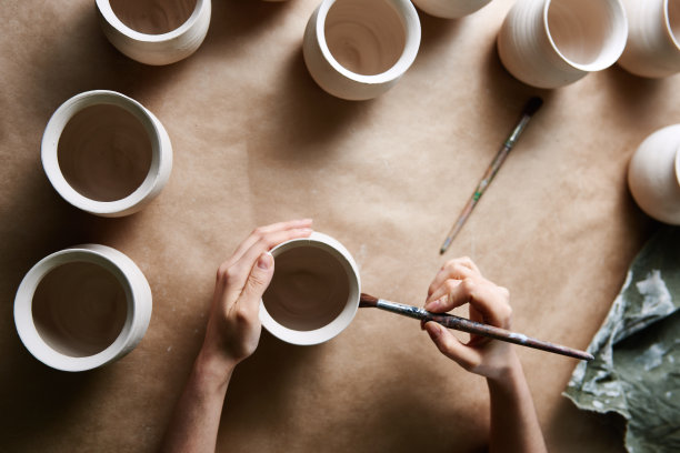 陶工画壶图片下载