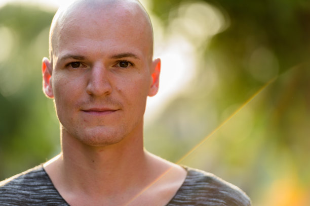 年轻英俊的光头男子的特写素材图片