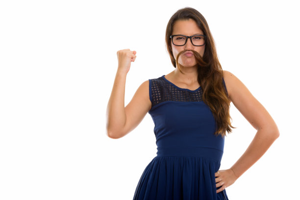 工作室拍摄的年轻美丽的女人弯曲她的手臂与头发胡子图片下载