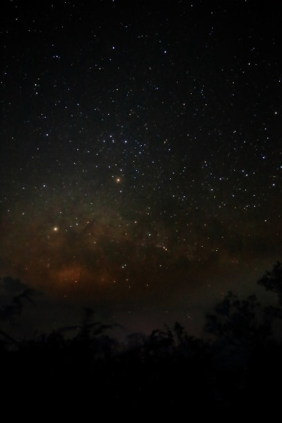 银河与剪影森林。长时间曝光带纹照片。图片下载