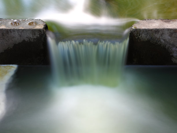 长时间暴露在水流和岩石中图片下载