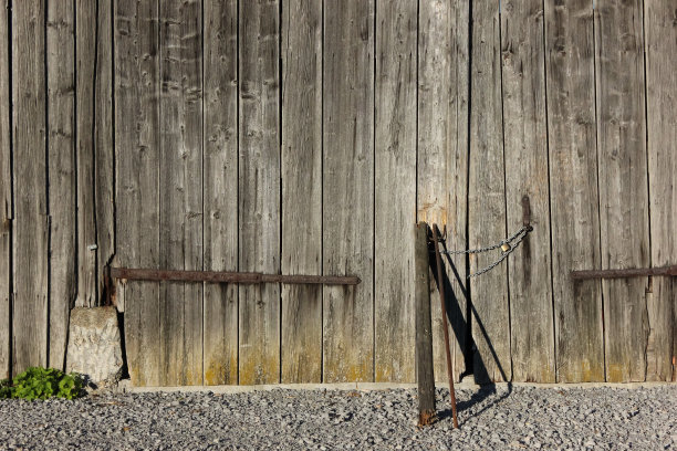 木墙和链条锁在德国南部五月底图片下载