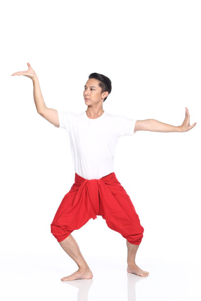 亚洲泰国谭皮肤男子古典舞蹈白衬衫红色缠腰布图片下载
