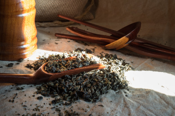 中国乌龙茶与竹茶在阳光下在灰色亚麻桌布上。图片下载