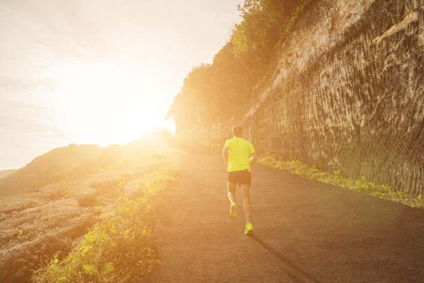 慢跑/跑步运动鞋上的沥青户外。浅关注右脚。图片下载