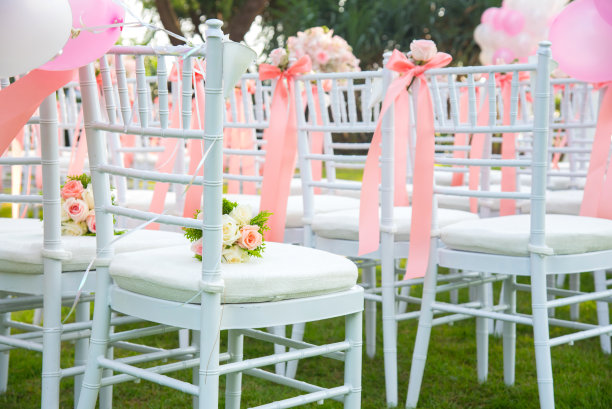 婚礼用花装饰的椅子。图片下载