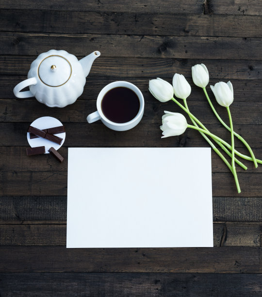 下午茶时间。水彩空白纸杯红茶，茶壶，巧克力和白色郁金香花在乡村深棕色的木制背景。前视图。本空间图片下载