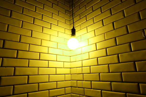 闪亮的灯挂在砖墙上，以小插图的照片风格图片下载