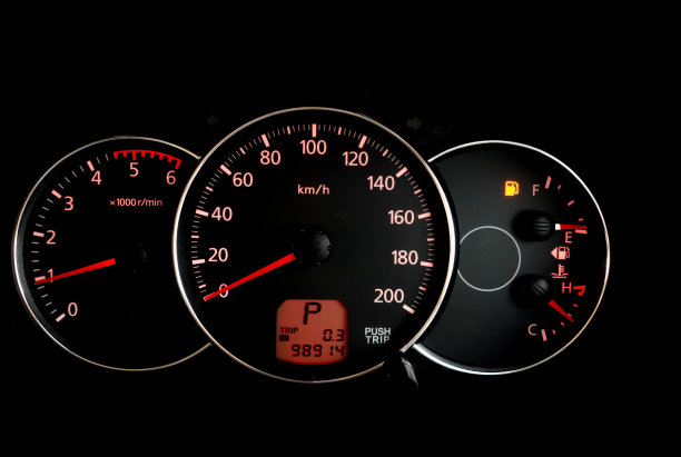 汽车里程监视器带有空油警告灯图片下载