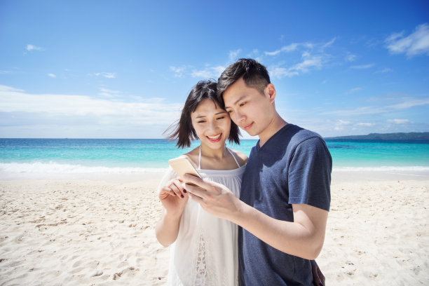 夫妇在海滩图片下载