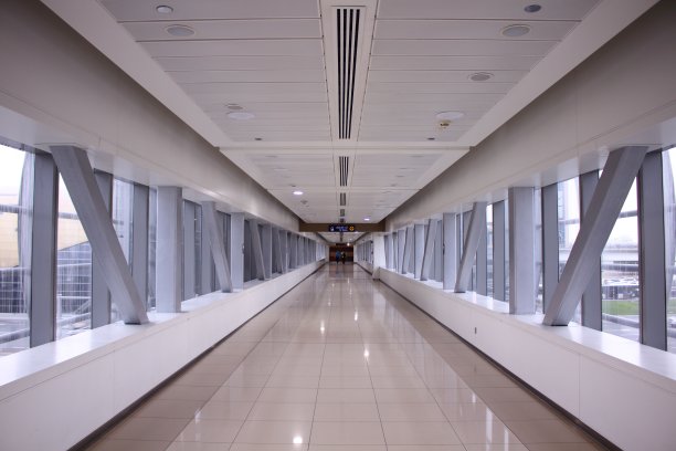 阿拉伯联合酋长国迪拜 - 2017年2月16日：迪拜地铁上的建筑通道图片下载