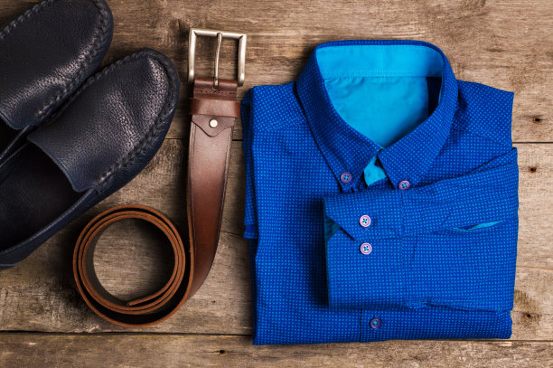 休闲男士时尚和服装放在木桌上，平躺，俯视图图片下载