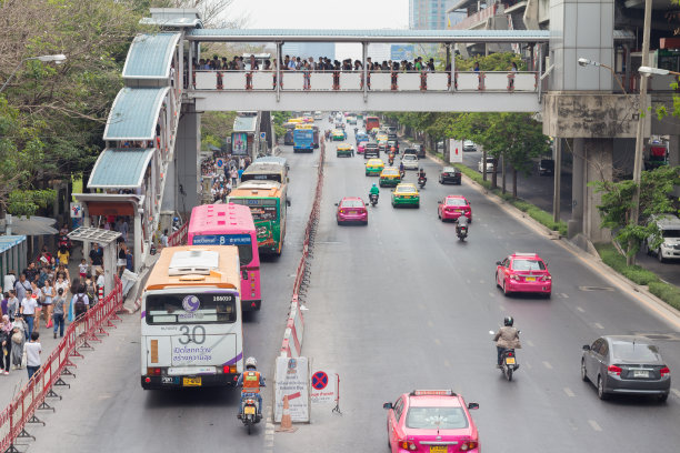 泰国曼谷- 2016年5月7日:泰国曼谷chatuchak市场的chatuchak路交通堵塞。交通堵塞是曼谷最严重的问题之一。图片下载