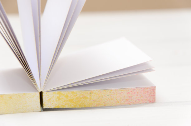 白色书桌上的小记事本图片下载