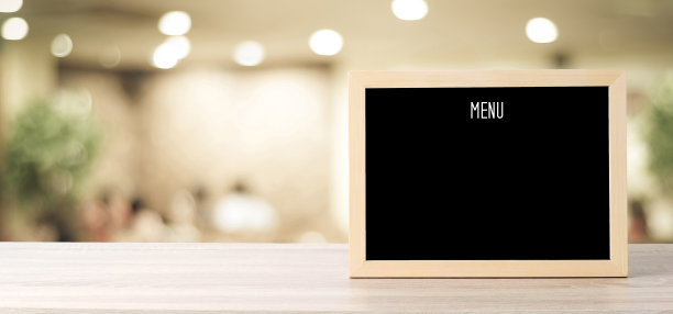 空白菜单板上模糊的咖啡馆背景，食物和饮料的概念图片下载