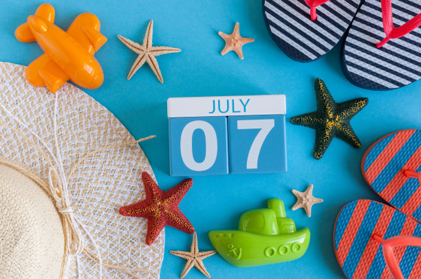 7月7日。7月7日日历图片与夏季海滩配件和旅行者的服装背景。夏日，度假概念图片下载
