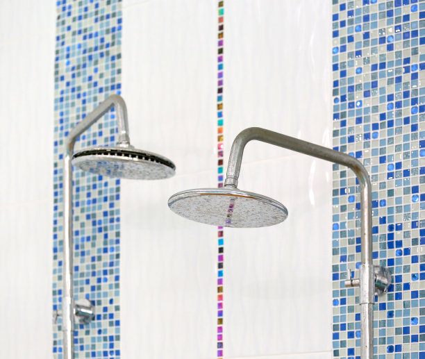 旧的淋浴头。图片下载