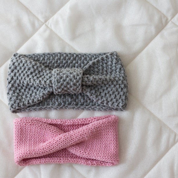 粉色和灰色绷带手工编织在天然柔软的羊毛辐条上图片下载