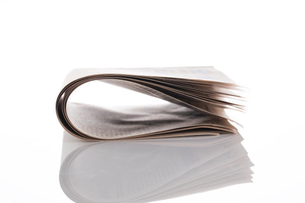 在白色背景上孤立的旧折叠纸图片下载