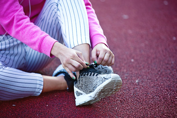 户外运动的年轻女子图片下载