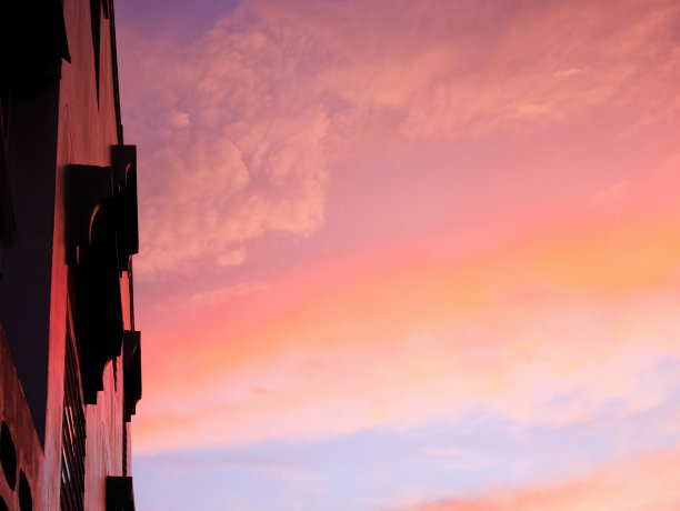 建筑在五彩缤纷的天空图片下载