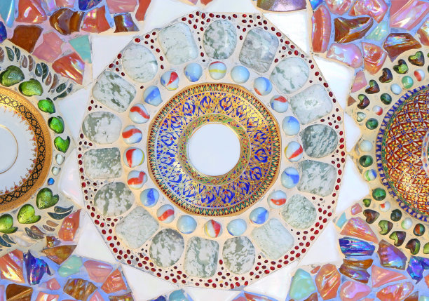 墙上用鹅卵石和陶瓷制作的彩色陶瓷图案背景。图片下载