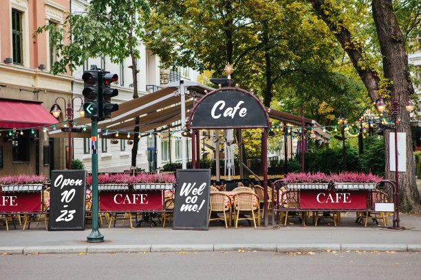 城市街道上的咖啡馆。图片下载