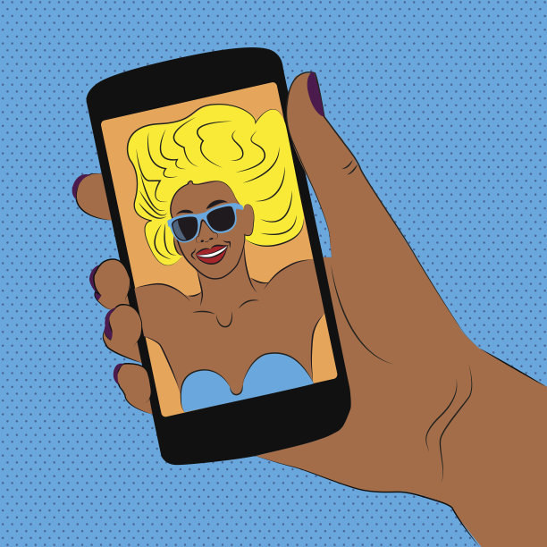 年轻美女在智能手机上自拍。图片下载