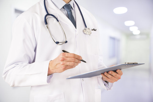 医生在一个明亮的背景前图片下载