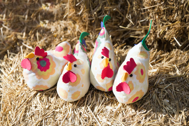 色彩鲜艳的玩具鸡图片下载