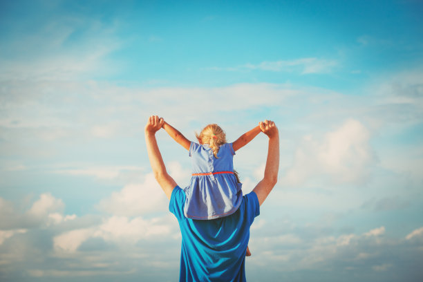 父亲和女儿在肩膀上玩天空图片下载