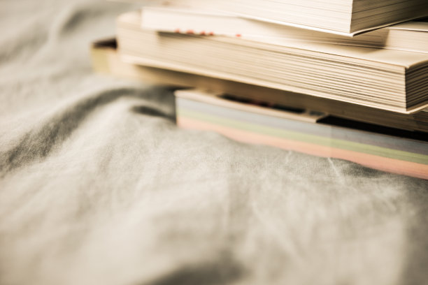 书在轻皱的纸上图片下载