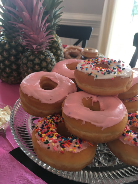 粉红色的甜甜圈图片下载