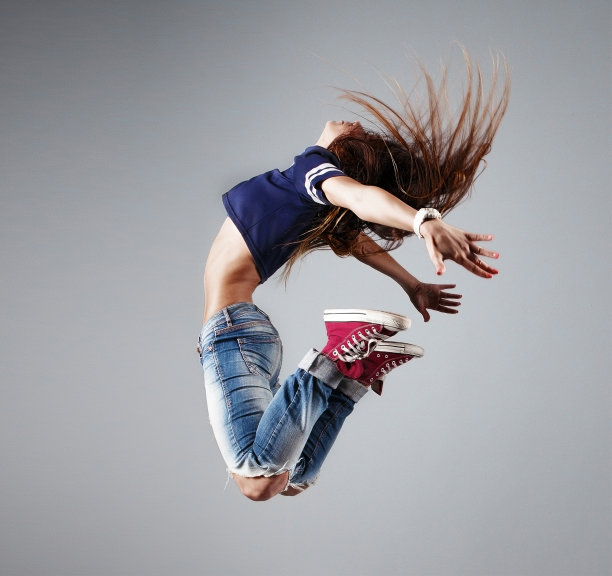 现代年轻美丽的舞者摆姿势在一个工作室的背景图片下载