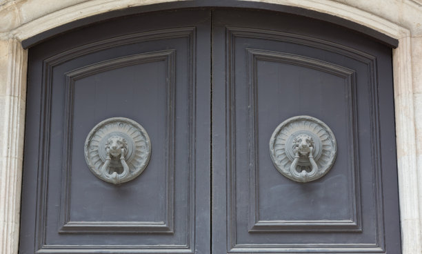 带手柄门环的旧木门图片下载