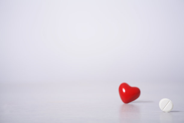 药丸和红心图片下载