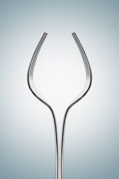 透过酒杯观察你的生活。图片下载