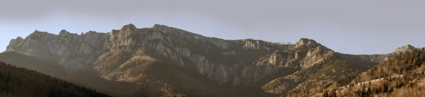 日落时的Ceahlau山自然全景，罗马尼亚图片下载