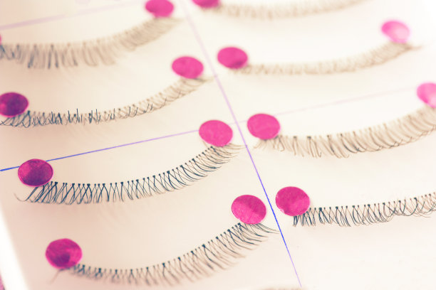 白色背景上的假睫毛图片下载