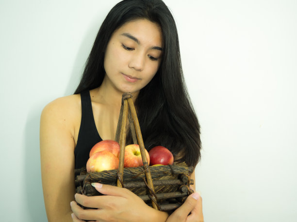 亚洲女人和苹果图片下载