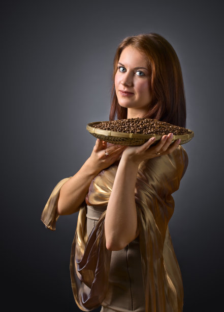 拿着咖啡豆的年轻女子图片下载