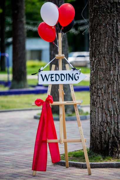 婚礼装饰。刻有“婚礼”字样的木制牌匾。木头手工制作的招牌。婚礼装饰。乡村风格。图片下载