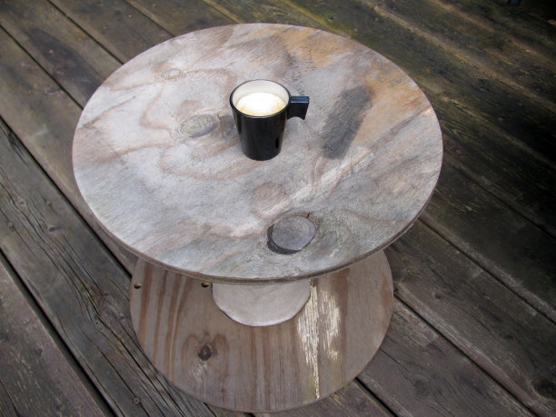 在一张临时搭建的露台桌子上，可以看到一杯现煮的浓咖啡图片下载