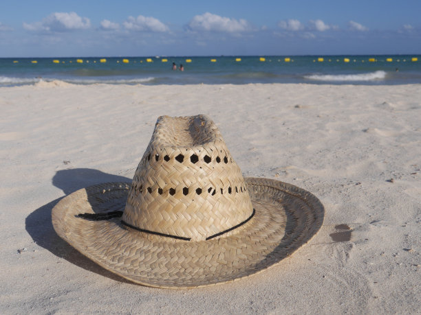 海滩上的草帽图片下载