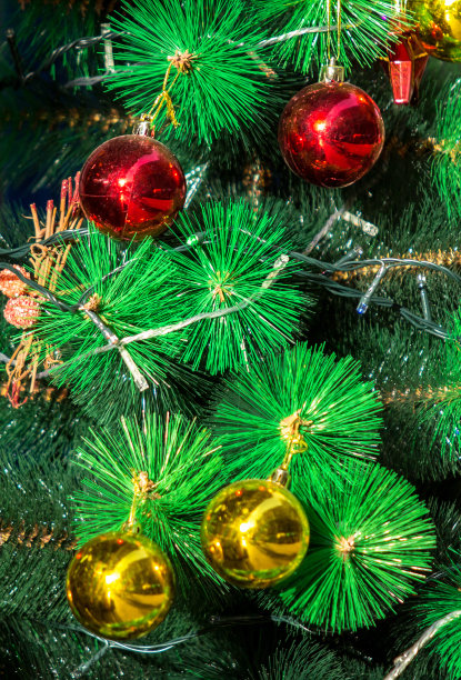 圣诞树上的装饰品图片下载