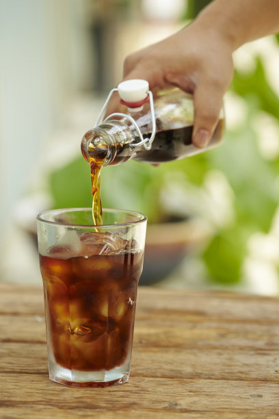 倒咖啡素材图片