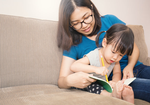 妈妈和女儿正在学习写字，妈妈教女儿怎么写字图片下载