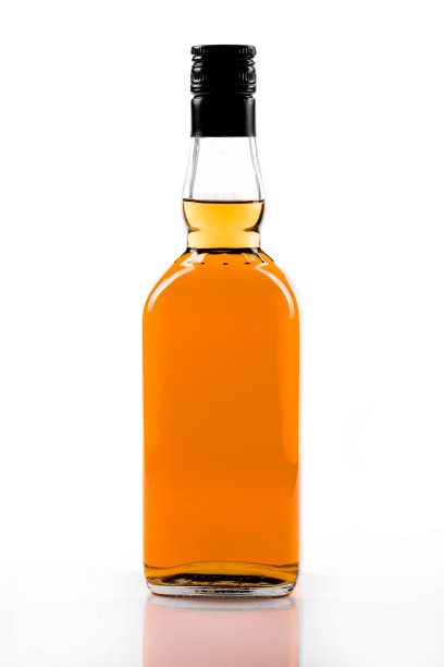 空白强酒精瓶孤立在白色背景图片下载